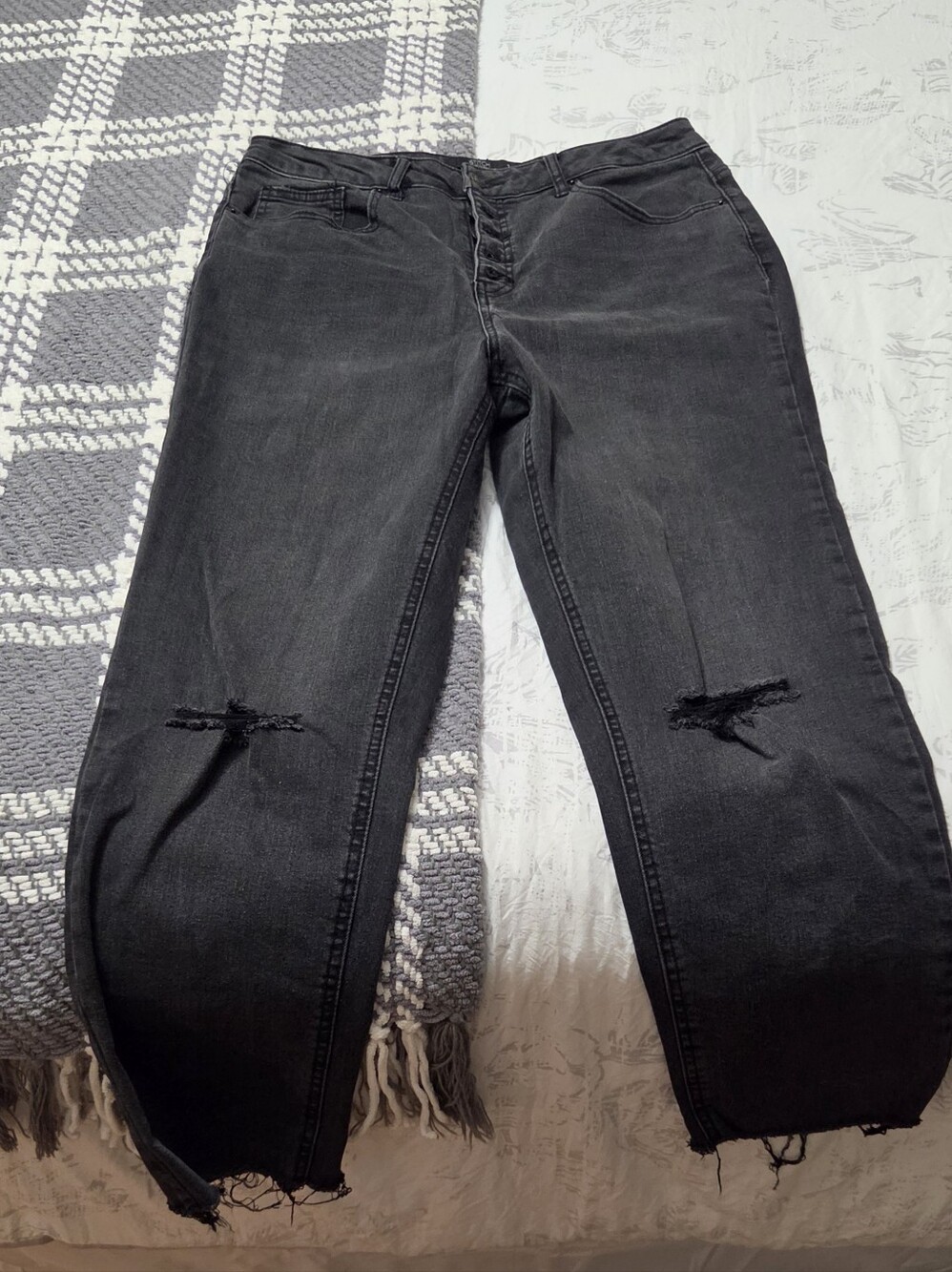 Women's Black Straight-Leg Distressed Jeans